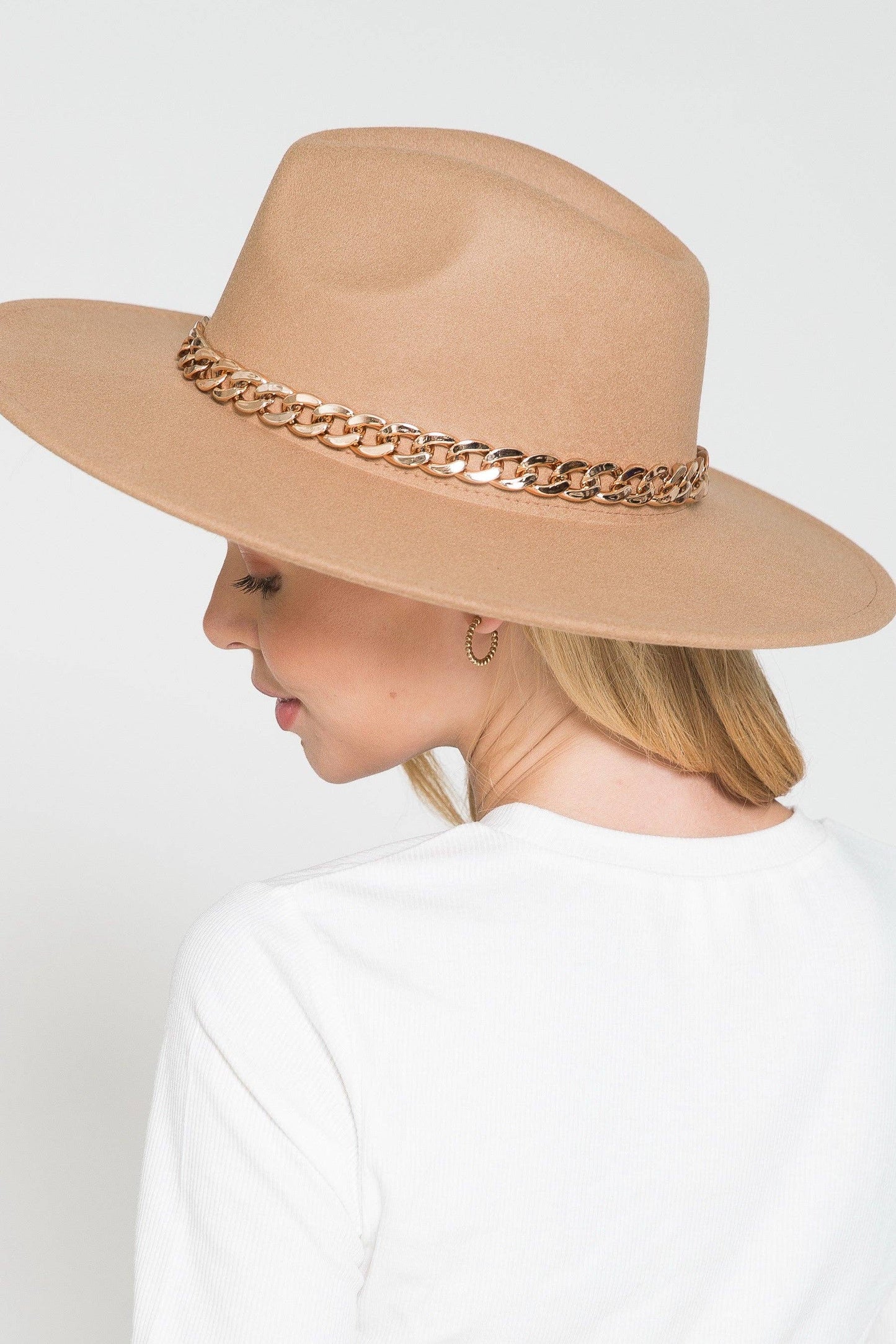 A VINTAGE PLAIN FEDORA HAT WITH GOLD CHAIN