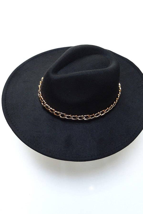 A VINTAGE PLAIN FEDORA HAT WITH GOLD CHAIN