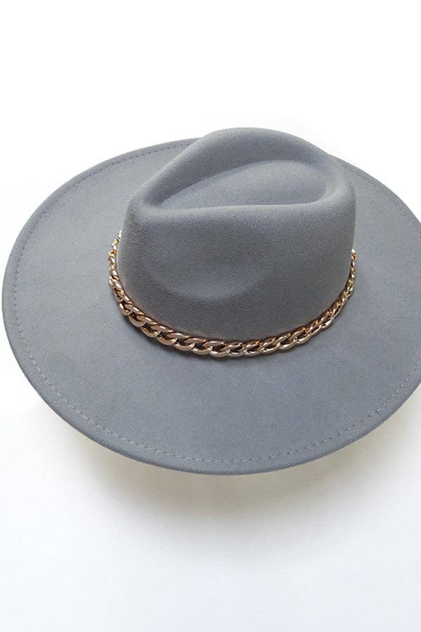 A VINTAGE PLAIN FEDORA HAT WITH GOLD CHAIN