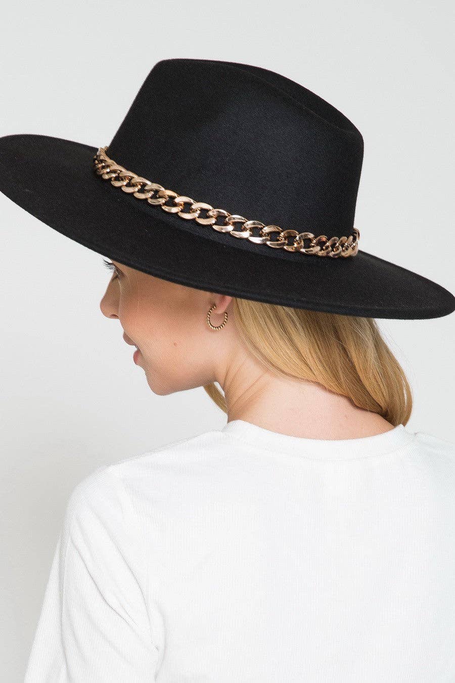 A VINTAGE PLAIN FEDORA HAT WITH GOLD CHAIN