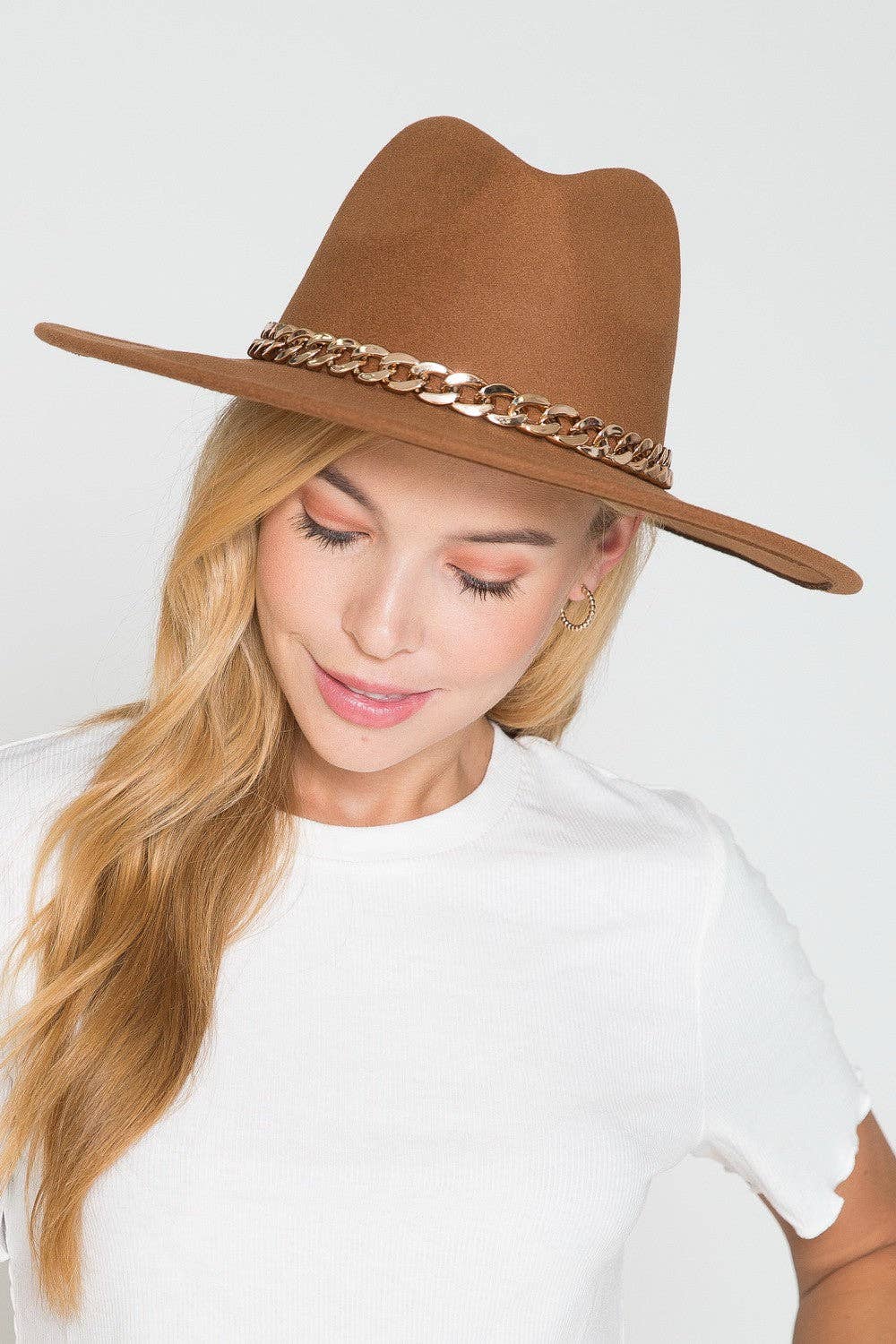 A VINTAGE PLAIN FEDORA HAT WITH GOLD CHAIN