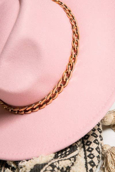 A VINTAGE PLAIN FEDORA HAT WITH GOLD CHAIN