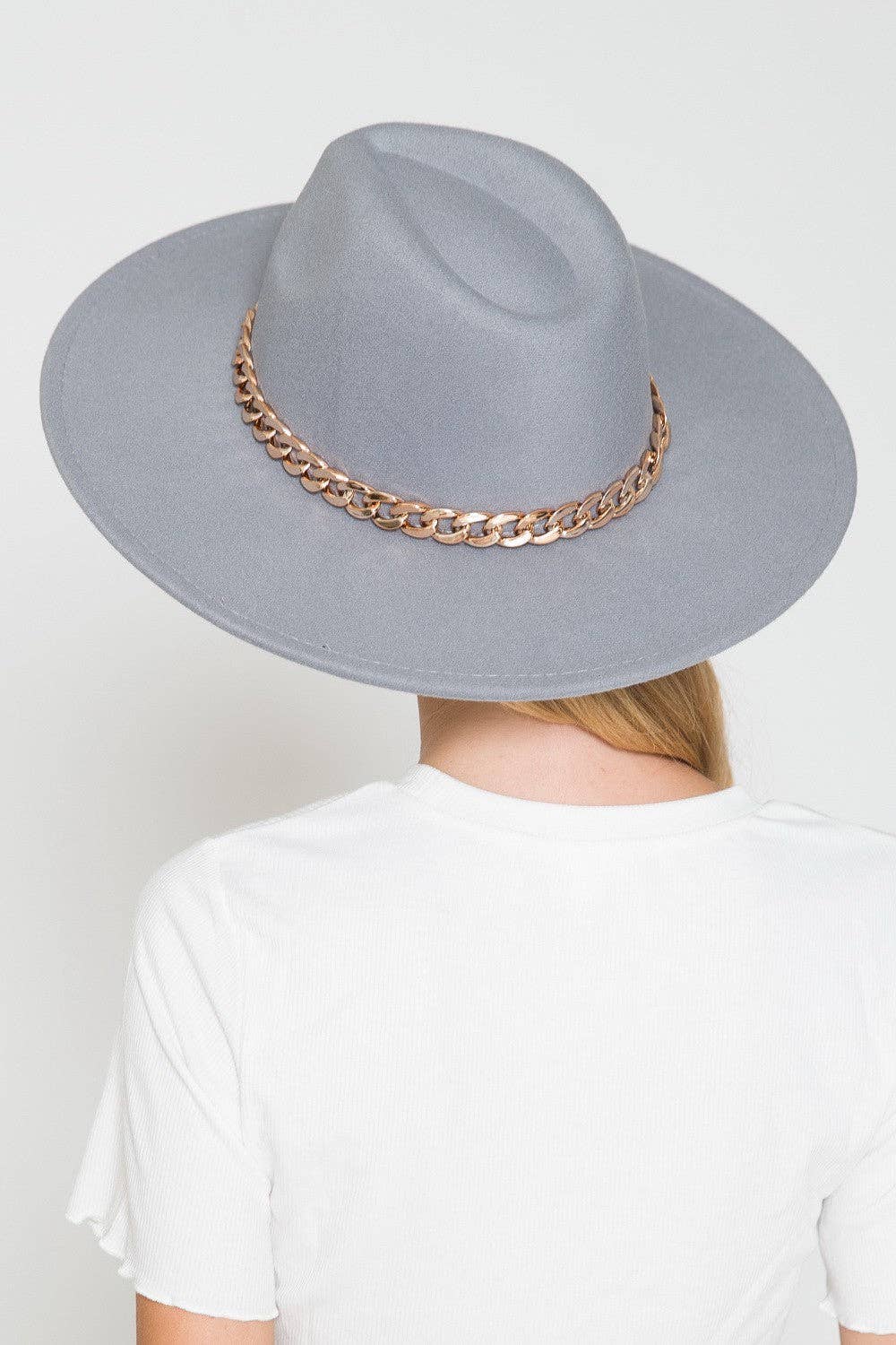 A VINTAGE PLAIN FEDORA HAT WITH GOLD CHAIN