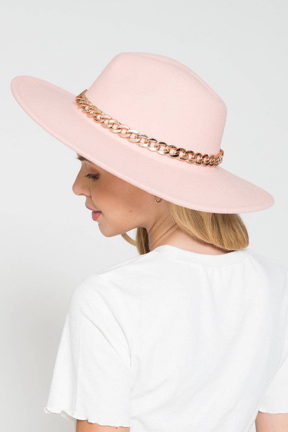 A VINTAGE PLAIN FEDORA HAT WITH GOLD CHAIN