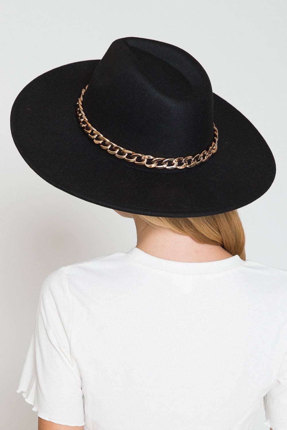 A VINTAGE PLAIN FEDORA HAT WITH GOLD CHAIN
