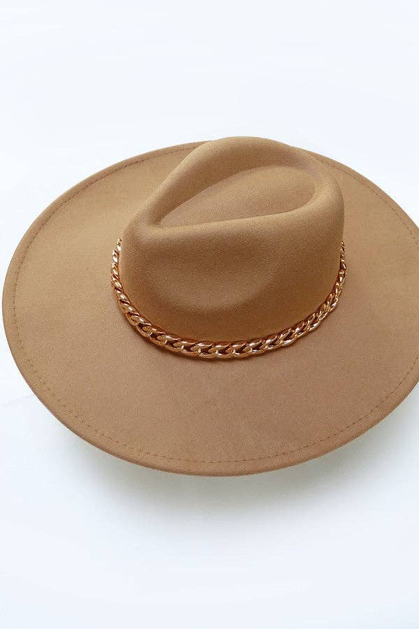 A VINTAGE PLAIN FEDORA HAT WITH GOLD CHAIN