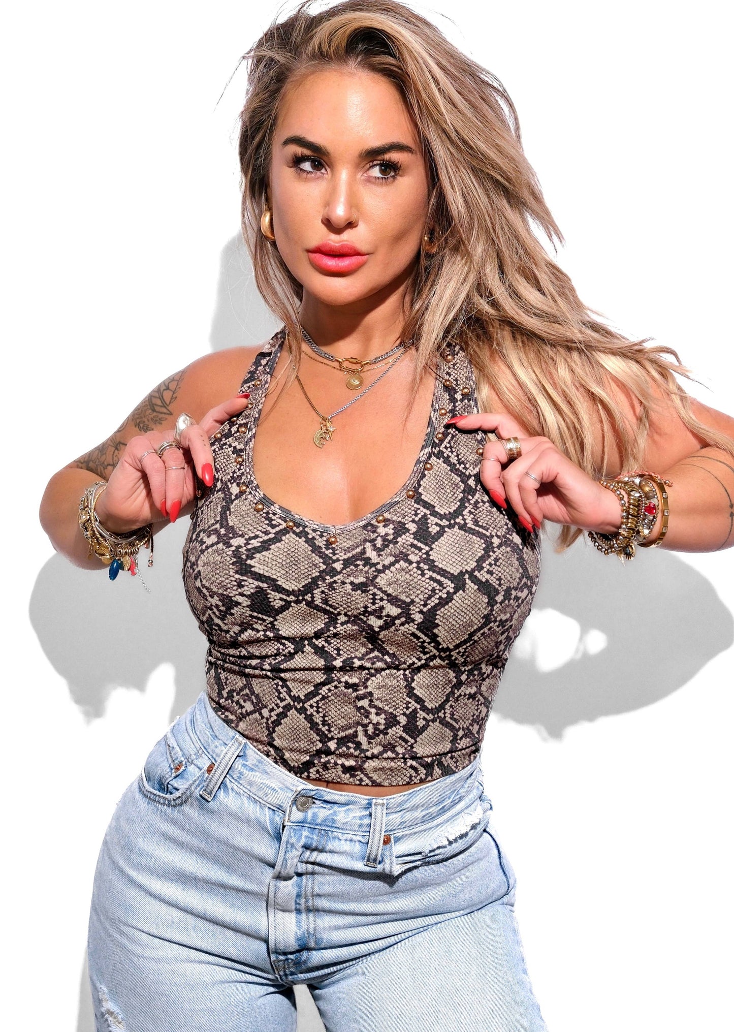 STUDDED BACK SMOOTHING V-NECK BRAMI