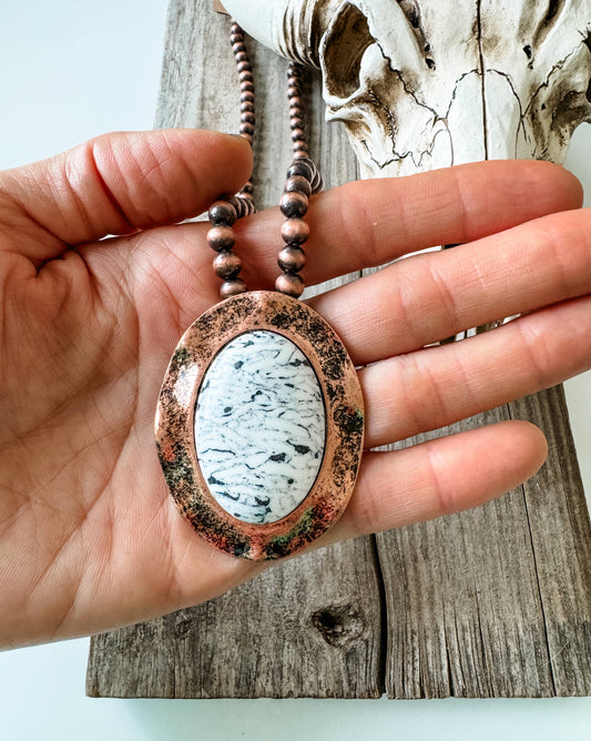 Western Hammered Texture Round Stone Necklace 