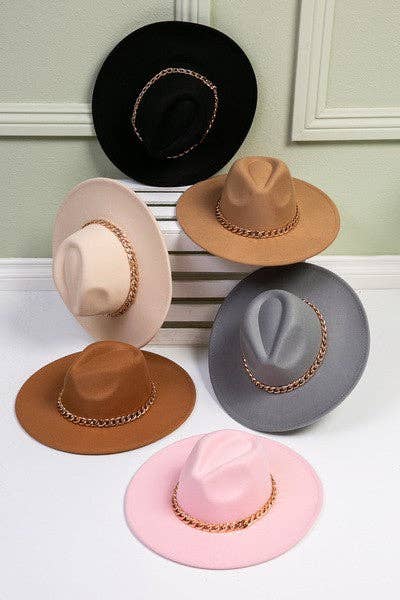 A VINTAGE PLAIN FEDORA HAT WITH GOLD CHAIN