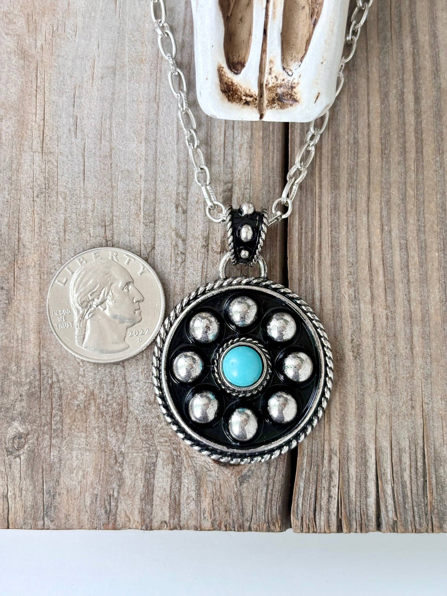 Western Style Studded Round Turquoise Stone Pendant Necklace