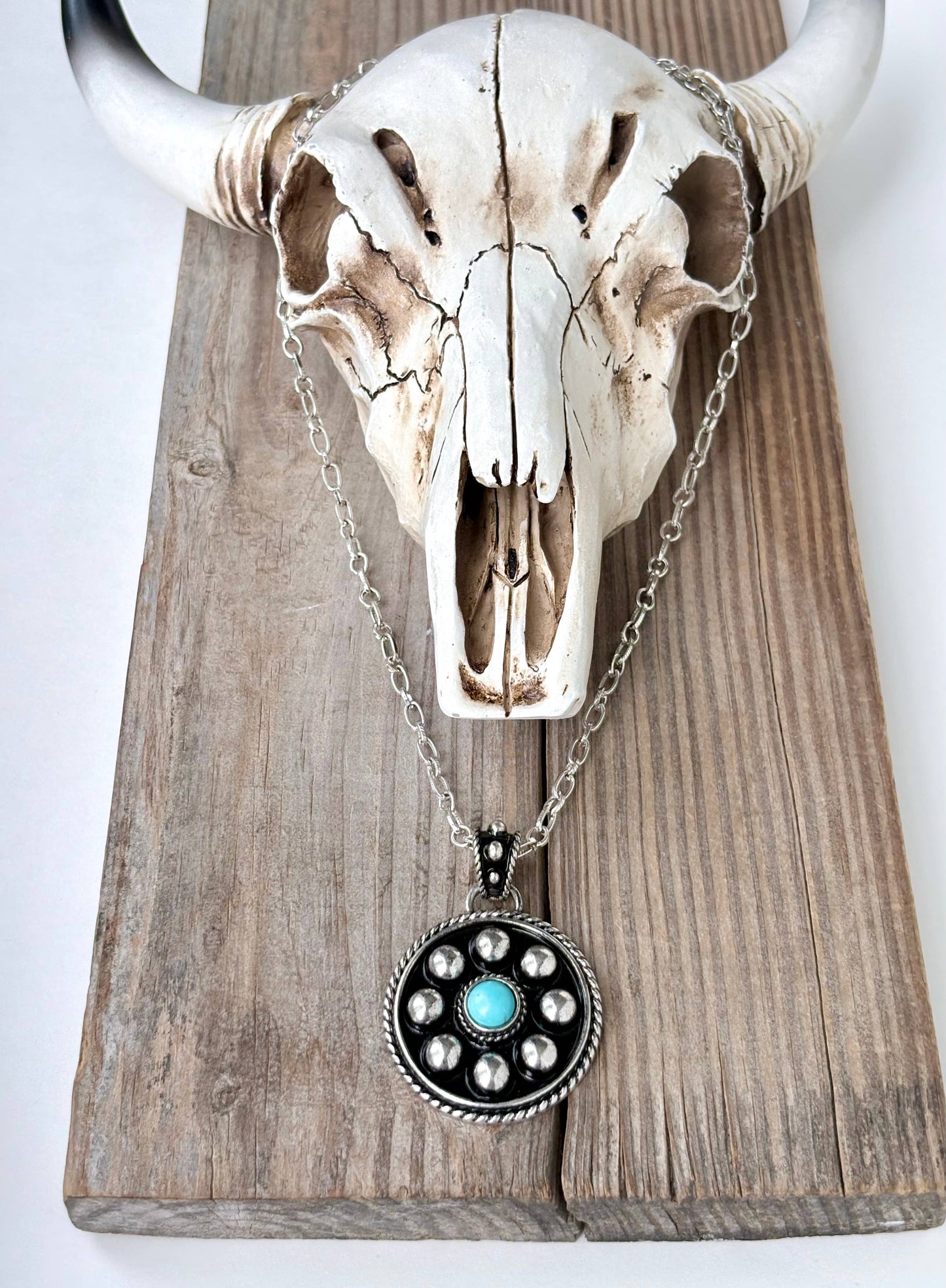 Western Style Studded Round Turquoise Stone Pendant Necklace