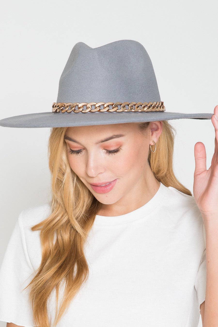 A VINTAGE PLAIN FEDORA HAT WITH GOLD CHAIN