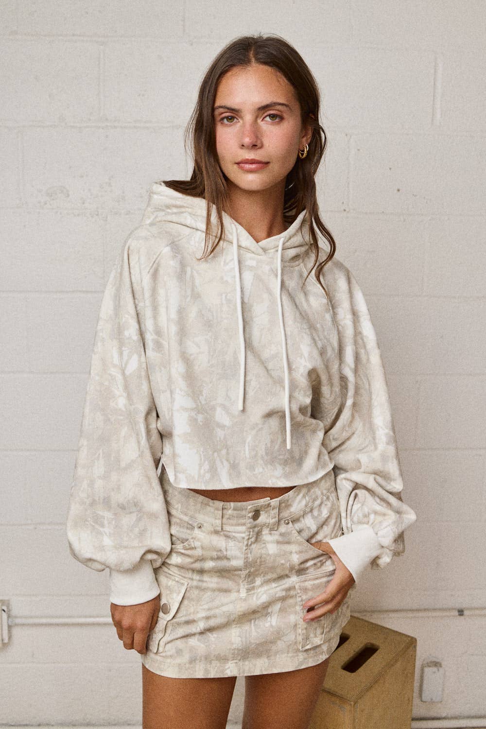 CAMO CROPPED HOODIE TOP